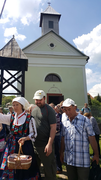 Vychádzame z kostola...2